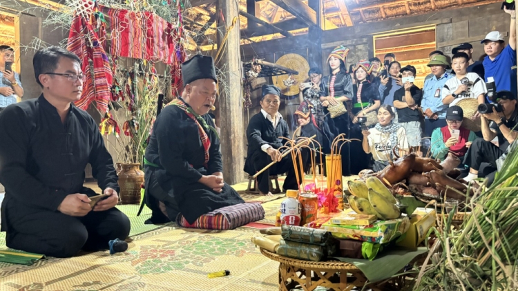 PAHE BILAN PADAI DALAM ADAT MBANG AKAOK PADAI BAHRAU DI BANGSA THAI