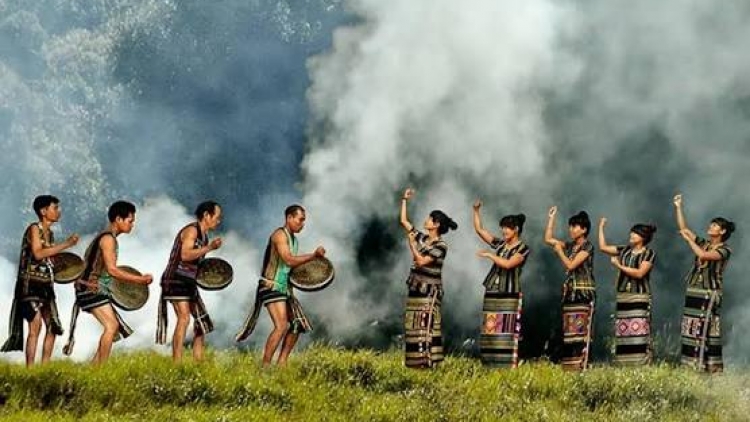 Nău rêh ueh mhe (Ca ngợi cuộc sống tươi đẹp) 