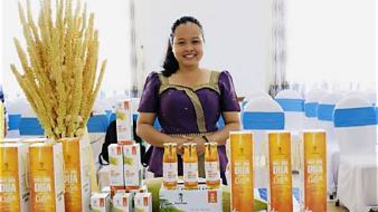 ស្ត្រីខ្មែរបង្កើនតម្លៃដើមដូងនៅស្រុកកំណើត