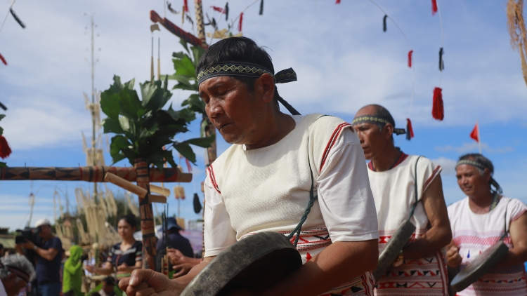 Pơchân tơrŭm môi tuăn