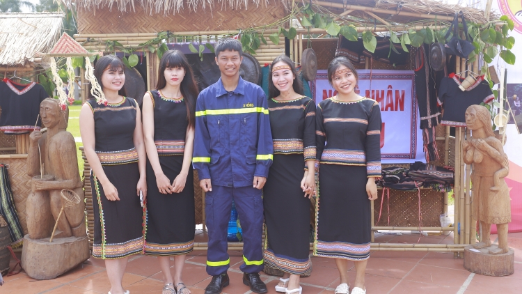 Mơjiâng thôn pơlê nếo