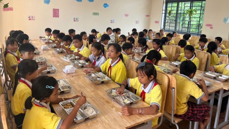 Niềm vui từ những bữa cơm bán trú đầu tiên vùng biên giới 