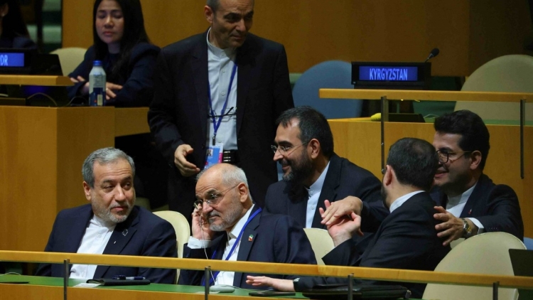 IRAN K’ĐƯƠI TA HƠ CỚ HORMUZ COH 7 T’NGAY, P’TÊÊT G’LUH PRÁ XAY HẠT NHÂN