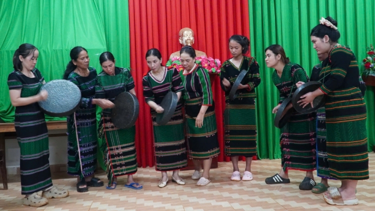 Jiâ rơmoăng M’Nông tung chal nếo nôkố