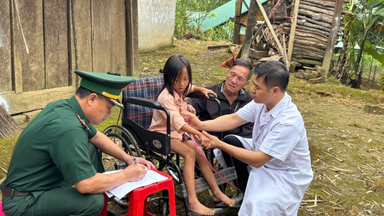 Cô bé vùng biên và cơ hội được điều trị để trở lại trường