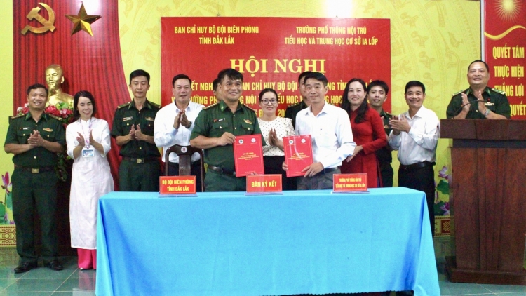 Bộ đội Biên phòng Đắk Lắk kết nghĩa với Trường nội trú Ia Lốp