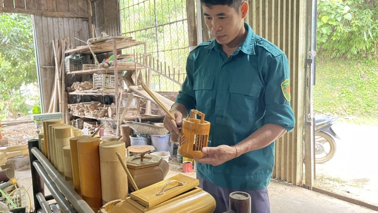Bí thư Chi bộ trẻ mở hướng làm nghề từ tre trúc quê nhà