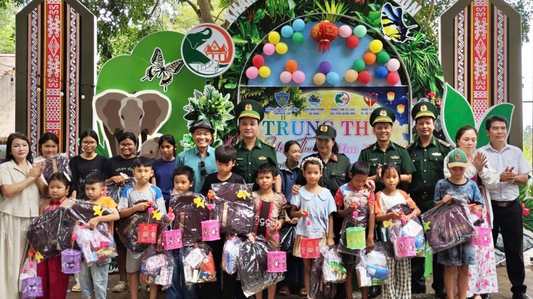 Hơn 2.200 suất quà Trung thu đến với thiếu nhi vùng biên giới Đắk Lắk