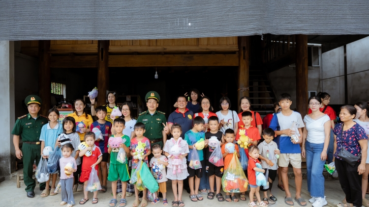 Trẻ em Đan Lai vui tết Trung Thu sớm
