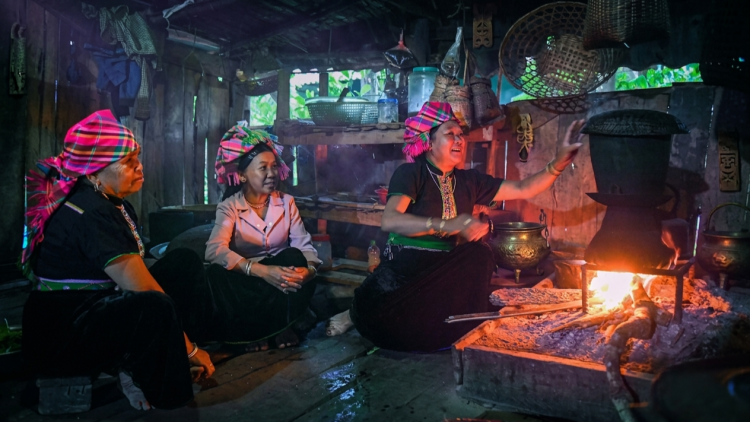 Lửa thiêng, ma nhà và những kiêng kỵ tâm linh trong nhà sàn Khơ Mú