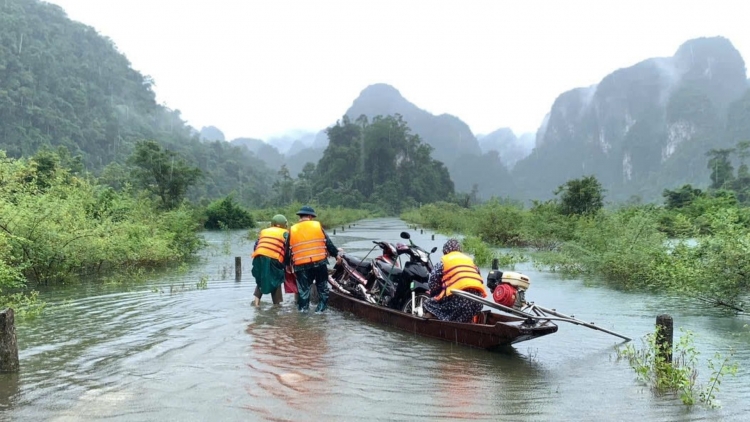 Quảng Trị: Giúp thầy, cô giáo vượt lũ vào bản người Rục dạy học