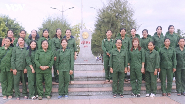 ស្ត្រីនៅតំបន់ព្រំដែននៃខេត្តអានយ៉ាងជាមួយនឹងទម្រង់ស្វ័យគ្រប់គ្រងតំបន់ព្រំដែន និងបង្គោលព្រំដែន