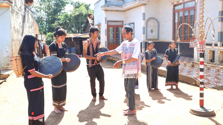 Mơnuih ană plơi kơnang bong kjăp rơnuk rơnua plơi pla Lâm Đồng