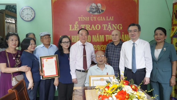 Wa Nguyễn Thanh Nghị ntăm Huy hiệu 80 năm Đảng an 2 đảng viên ta Gia Lai
