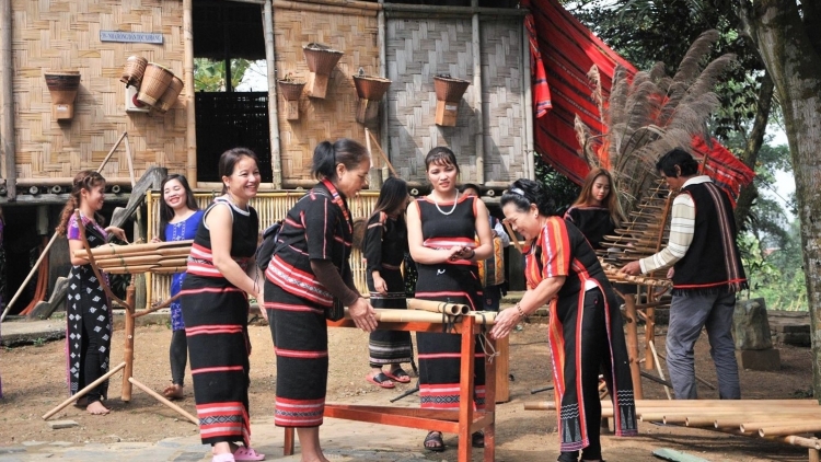 Pơlâi tơdêk yôl kơla kôn pơlâi pang trông Đảng ‘nhăk  (Buôn làng vươn lên bằng sức dân và ý Đảng)