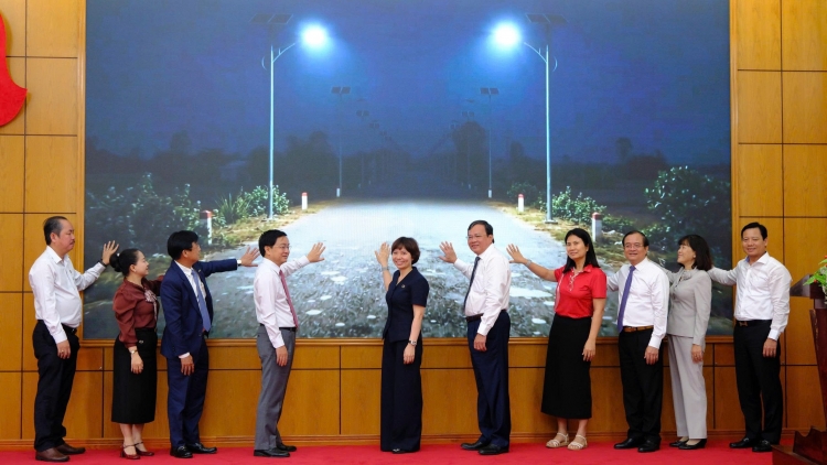 Tây Ninh khởi công lắp đèn năng lượng mặt trời trên đường tuần tra biên giới 