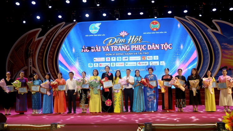 Trình diễn áo dài và trang phục dân tộc tại Đắk Lắk