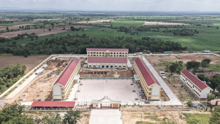 Trường hoạt động nửa học kỳ, học sinh vẫn chưa được ở nội trú