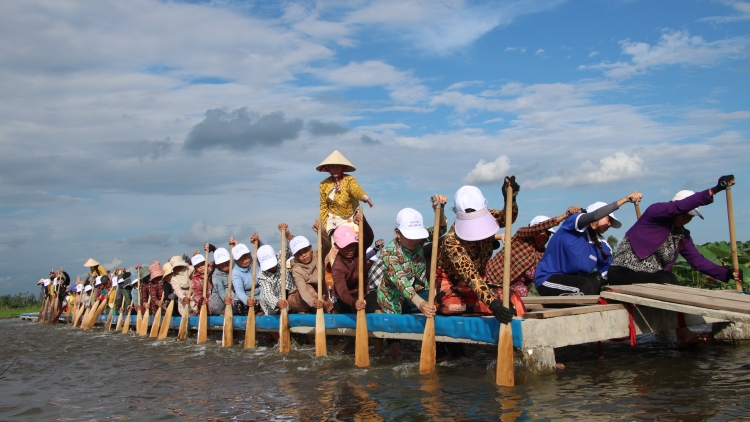 Phụ nữ Khmer chung nhịp dầm, giữ gìn phát huy lễ hội đua ghe Ngo