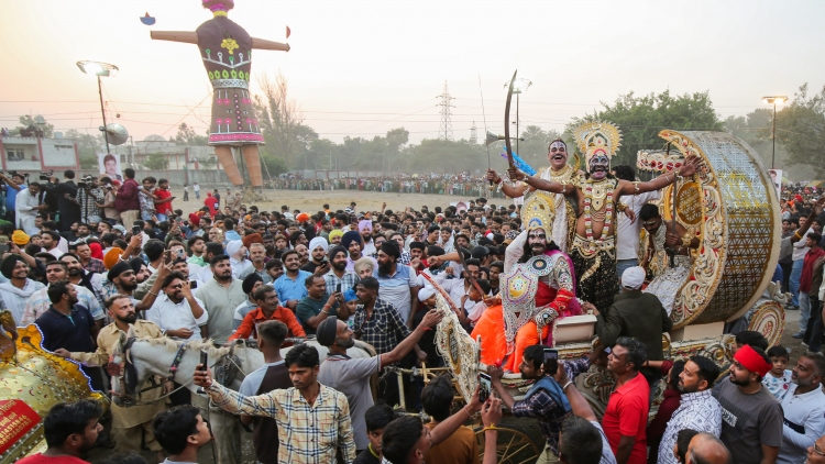 Ấn Độ rộn ràng đón lễ Dussehra, tôn vinh chiến thắng của cái thiện