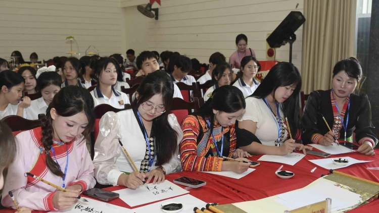 K’ĐƯƠI MOON PA DƯR ĐỢ MƠ ZÊN VẶ HA HỌC SINH, SINH VIÊN DZOOC TƯƠC 10 ỰC ĐỒNG ĐHỊ MƯY C’XÊÊ