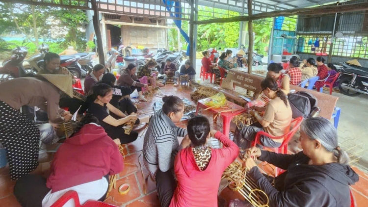របរត្បាញកំប្លោកកំពុងបើកចេញទិសដៅរកស៊ីចិញ្ចឹមជីវិតជូនបងប្អូននារីជនបទនៅក្រុងកឹនធើ