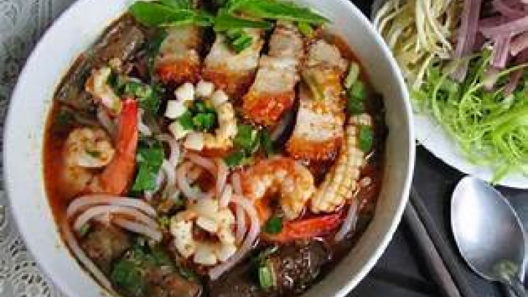 ហាងនំបញ្ចុកសម្លម៉ាំមានរយៈពេលជិត ៤០ ឆ្នាំទាក់ទាញអ្នកបរិភោគនៅ រ៉ាច់យ៉ា