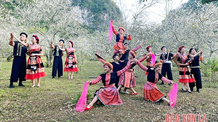 GHEIH MEKRE KHAN AO SAONG BINGULA KHAN BAI BANGSA BHUM GLONG