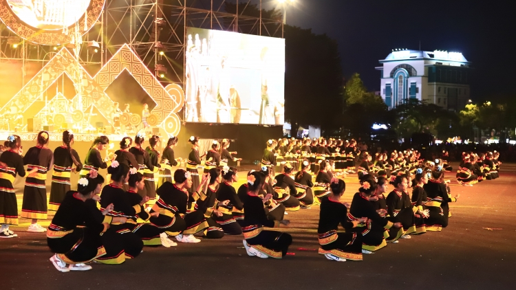 Tây Nguyên đêm cồng chiêng