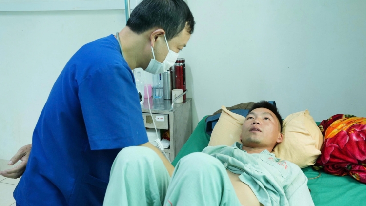 Cứu sống 4 người ngộ độc sau khi ăn nấm rừng 