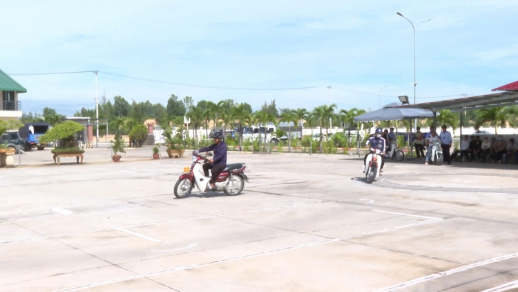 Gỡ rào cản cấp bằng lái cho người dân vùng khó