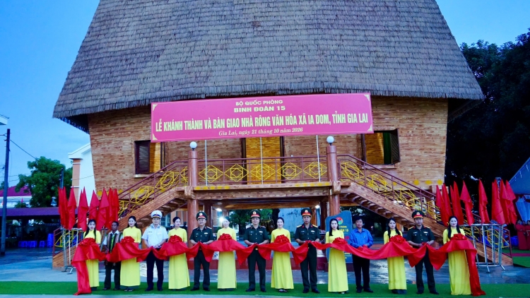Gia Lai: Quân đội xây nhà rông tặng nhân dân biên giới