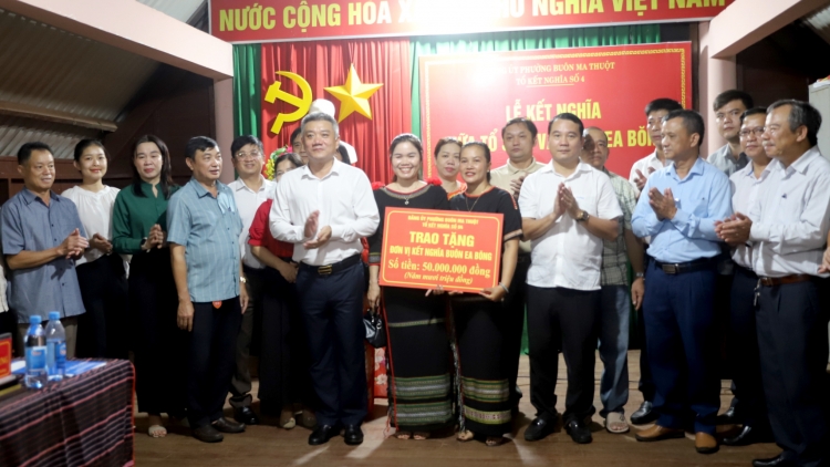 Kết nghĩa, hỗ trợ các buôn đồng bào dân tộc thiểu số cùng phát triển