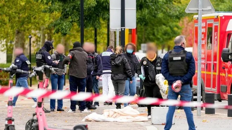 PPR’TOH SÚNG ĐĂN ĐHỊ PARIS: 1 CHA NĂC CHÊÊT, HĂT BHLÂNG 4 CHA NĂC BHRÊY