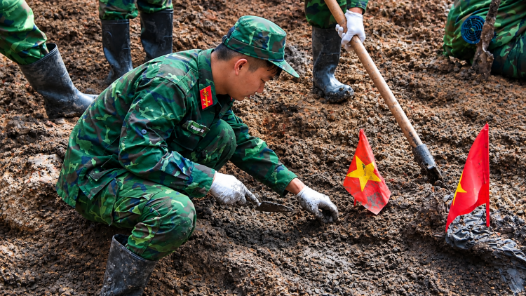Jòi gŏ tai 13 ƀồc ntìng cau chơt màng tàm Suơn bal Lê Thị Riêng