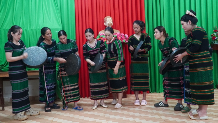 Drŏ kăn M’nông vei kơjăp ƀai chĭng chêng pơlei pơla