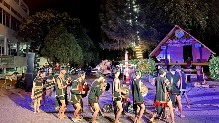 Tây Nguyên đêm cồng chiêng