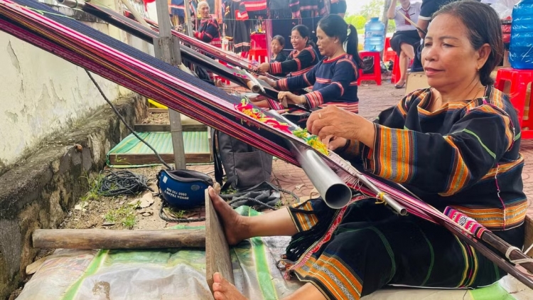 Drăkăn kon kông tơ̆ Gia Lai pơtơm pơm jang đơ̆ng tơmam choh pơtăm păng tơdrong jang so juăt jue 