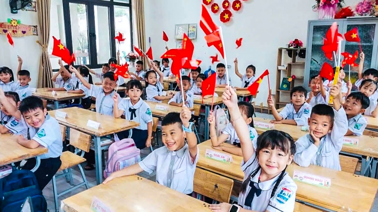 Đường đến trường gần hơn với học sinh vùng khó ở Quảng Ninh