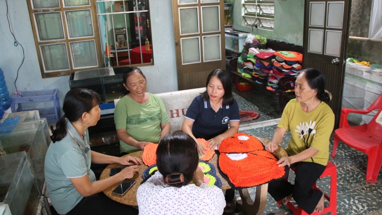 ការហ៊ុនទុនបង្វិលជុំជាបង្អែកសម្រាប់បងប្អូននារីឈោងឈានឡើងរួចផុតពីភាព ក្រីក្រ