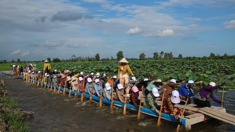 Khi phụ nữ Khmer góp sức giữ gìn lễ hội Óoc Om Bóc - Đua ghe Ngo