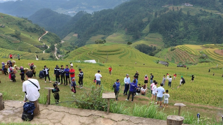 LAO CAI: CHREIH CHRAI ADAT UAN AKAOK PADAI BAHRAU DI BANGSA H’MONG BHUM CEIK PÚNG LUÔNG