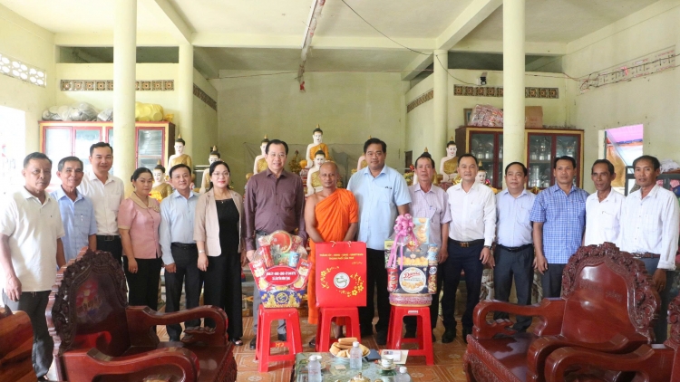 អំណរបុណ្យសែនដូនតាជាមួយនឹងក្តីសប្បាយរីការាយពីការរីកចំរើននៅតាមភូមិស្រុកខ្មែរ