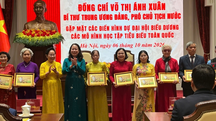 Phŏ Kơdră teh đak Võ Thị Ánh Xuân tơƀơ̆p muh măt dôm bơngai jang ‘lơ̆ng vang truh Hop akŏm pôk pơ ư dôm tơdrong jang hŏk pơhrăm hơgei lơ̆m teh đak 