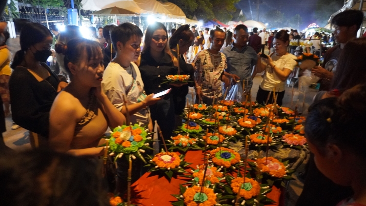 Độc đáo thuyền đèn hoa đăng – nét đẹp văn hoá tâm linh của người Lào