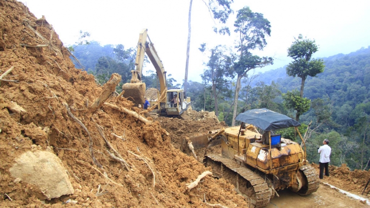 Kon Tum: Đe\i dơ\ng 5 an^h te\h tơdru\t, hơl^h, trong Trường Sơn Đông hơnơ\ng tơhlăk tăk dơ\ng