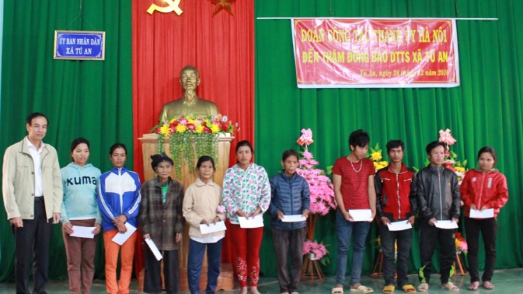 Hà Nội pôk ăn 2 ti hlak jên tơgu\m kon pơlei dêh char Gia Lai răm đơ\ng to\ ‘mi kial pơra\m