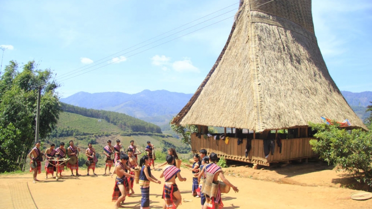 Kon Tum: Bơngai Sêdang hơmet ăn năr pơm le#h t^h