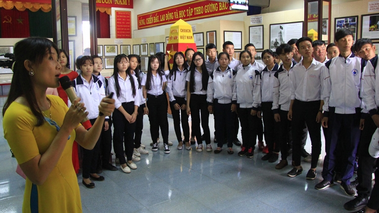 Kon Tum: Tơle\ch pơdăh um la kak păng Pơdăh hla bar chih tơroi kơ Hoàng Sa- Trường Sa kơ  Việt Nam.