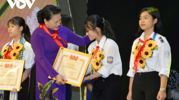 Kơdră che\p pơgơ\r Kuo#k ho#i vang năm Pơm le#h Pôk pơ ư Kôn mon kon sau {ok Hô chu yom lơ\m te\h đak ‘măng mă 9